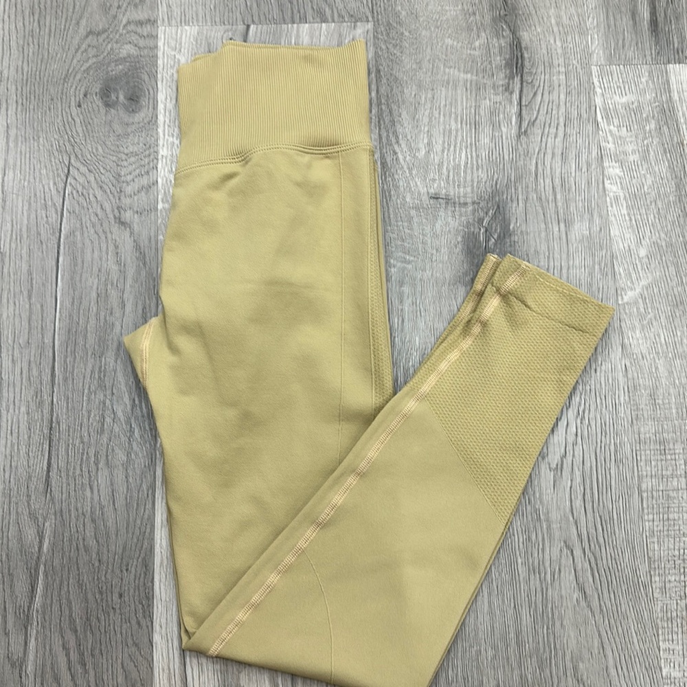 Women’s M scrunch bum leggings